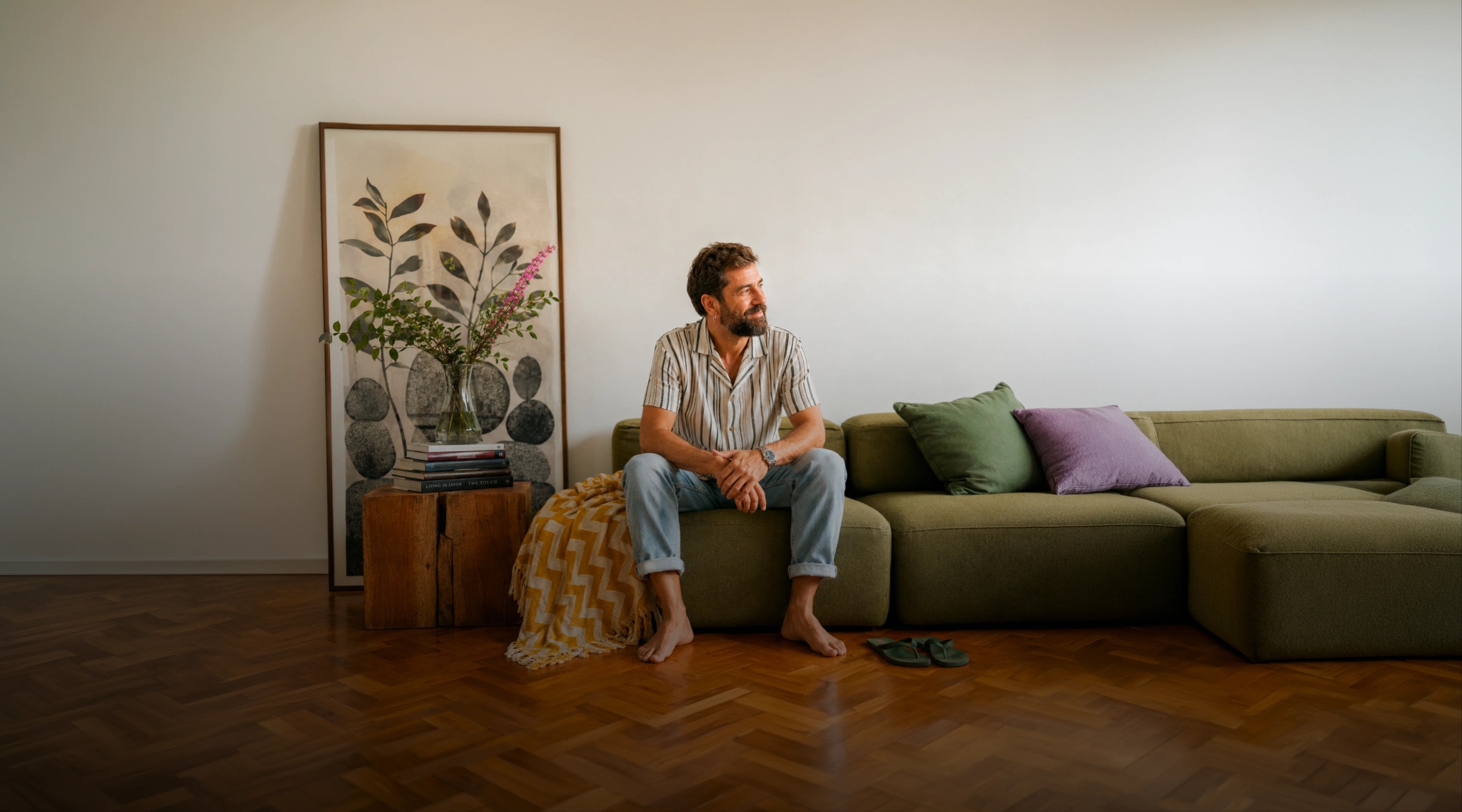 Pessoa sentada no sofá da sala de um apartamento em Chapecó