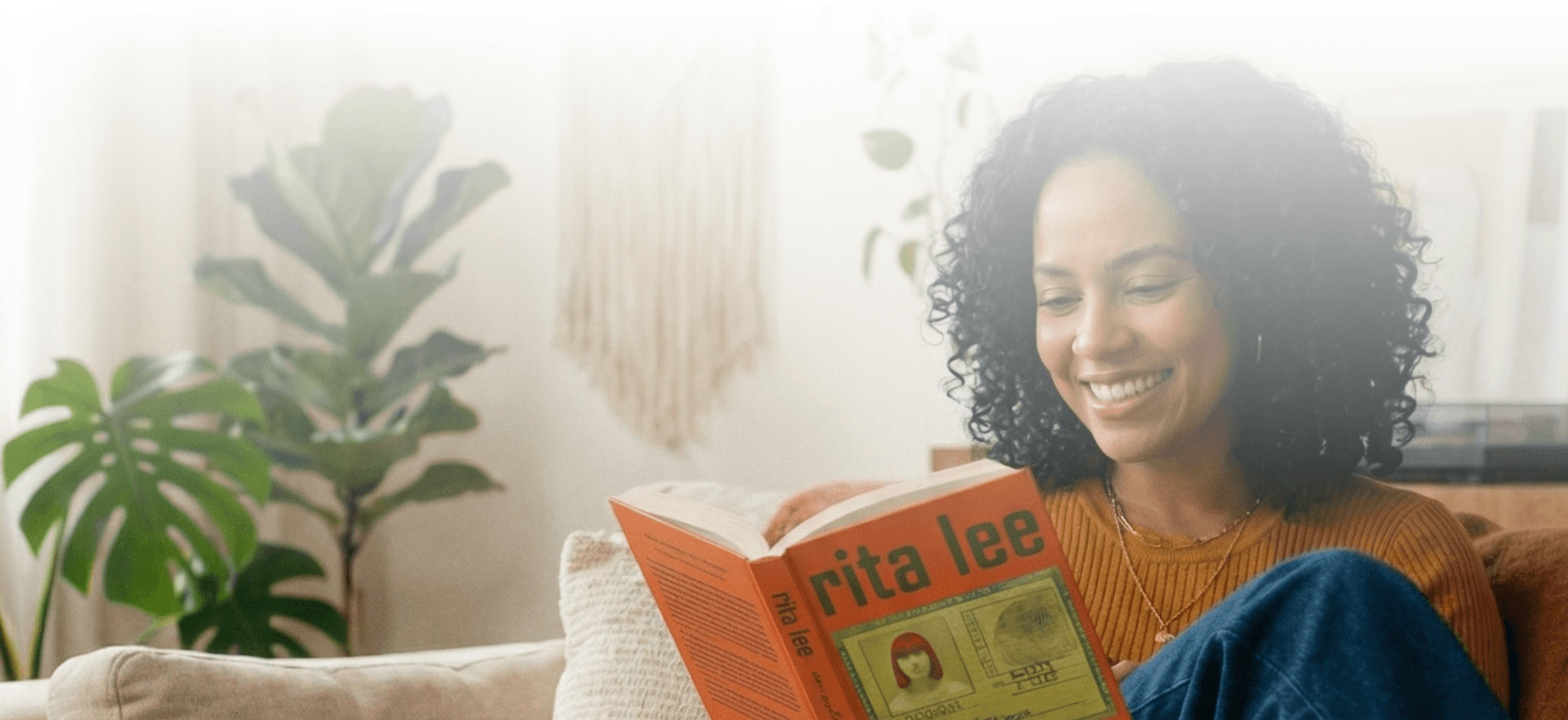 Mulher lendo livro no sofá